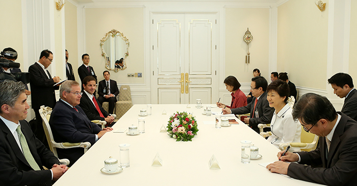 박근혜 대통령이 19일 로버트 메넨데즈 미국 상원 외교위원장과 환담을 나누고 있다. (사진: 청와대)