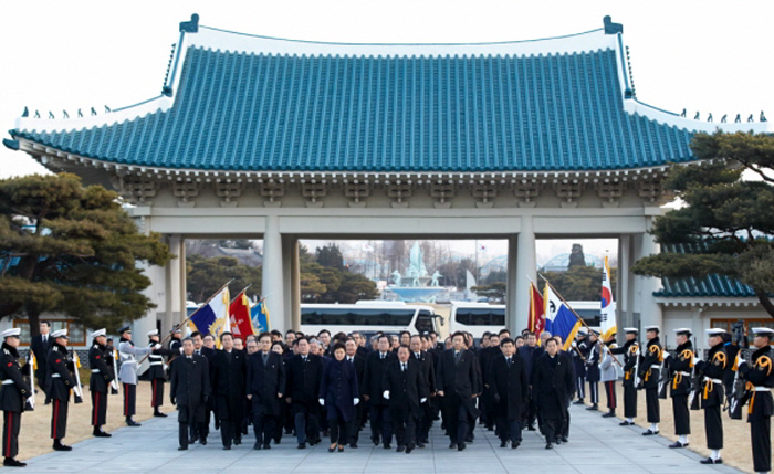 박근혜 대통령이 1일 국립서울현충원에서 순국선열과 호국영령에게 참배하기 위해 현충탑으로 향하고 있다.