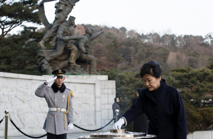 박근혜 대통령(오른쪽)이 1일 서울 동작구 국립서울현충원을 찾아 순국선열과 호국영령을 기리며 분향하고 있다.