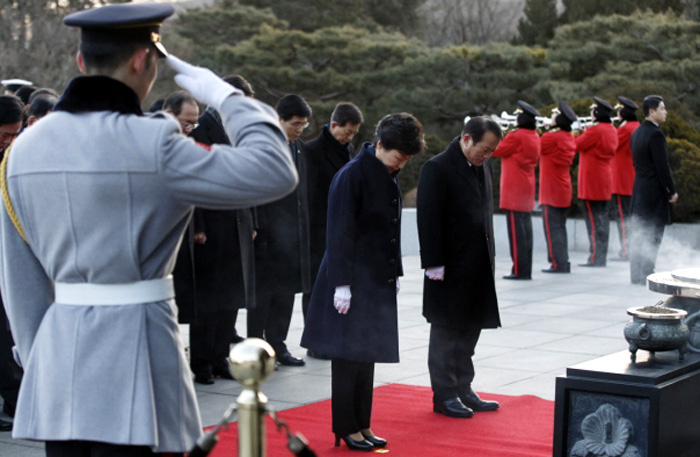 박근혜 대통령이 1일 국립서울현충원을 찾아 순국선열과 호국영령을 기리며 참배하고 있다.