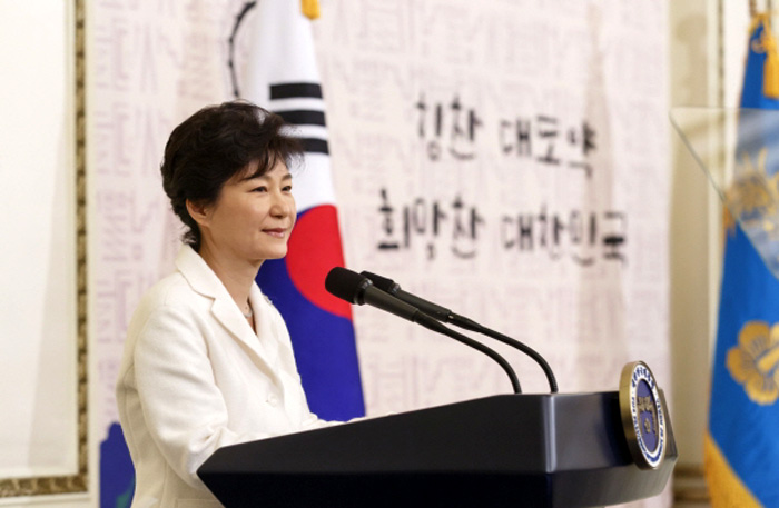 ▲ 박근혜 대통령이 2일 청와대에서 열린 2015년 신년인사회에 참석, 인사하고 있다.