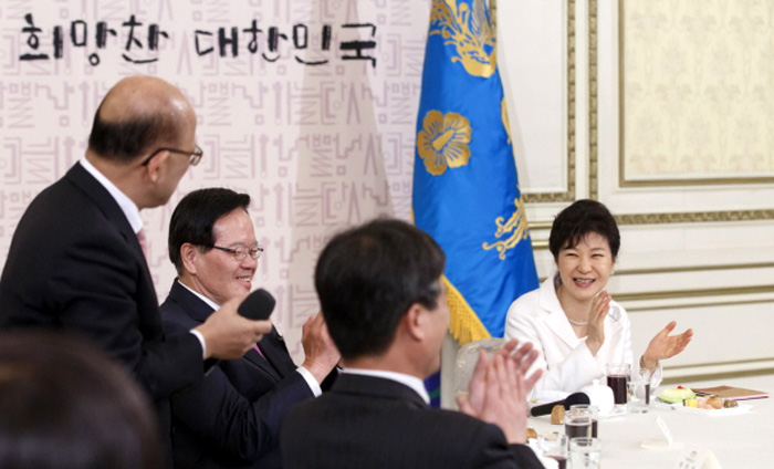  박근혜 대통령이 신년인사회에서 참석자들과 함께 신년덕담을 나누고 있다.