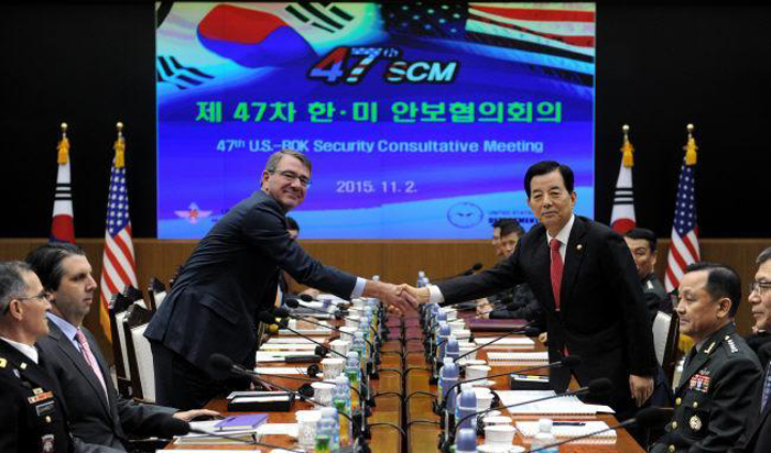 한민구 국방부 장관(오른쪽)과 애슈턴 카터 미 국방장관이 2일 제47차 한미 연례안보협의회의에서 악수를 나누고 있다. 
