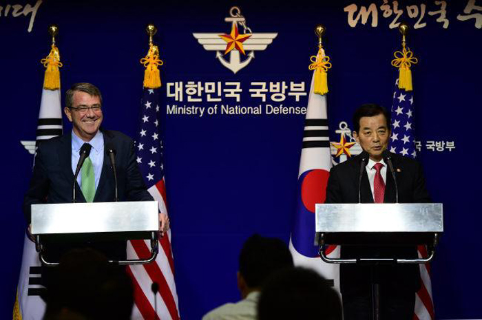 2일 한미 연례안보협의회의 후 공동기자회견을 가진 한민구 국방부 장관(오른쪽)과 애슈턴 카터 미 국방장관. 