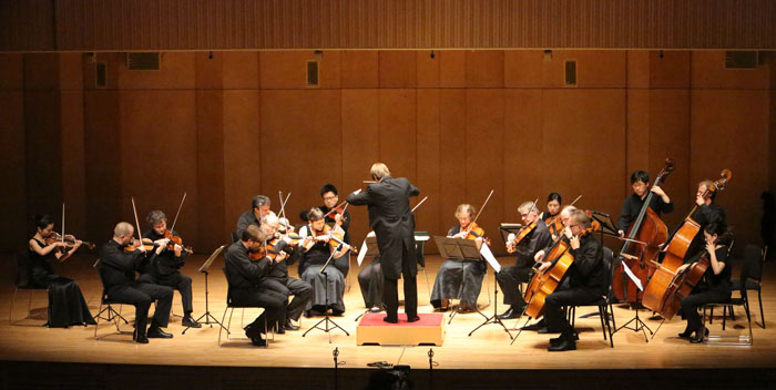 지난 25일 마에스트로 사샤 마킬라(Sasha Makila)가 이끄는 생 미셸 스트링스(St. Michel Strings) 오케스트라의 연주 공연 모습. (사진제공: 커뮤니크)