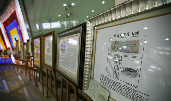  녹사평역은 한국의 가장 아름다운 지하철 역으로 알려져 있다. 마지막 사진은 역사에서 열리고 있는 화폐 전시회. (사진: 전한)