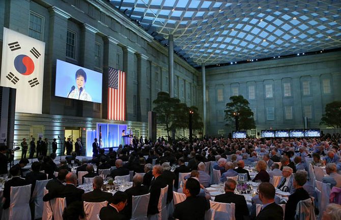 7일 워싱턴 D.C 스미스소니언 박물관 내에서 열린 한미동맹 60주년 기념만찬’에 참석한 박근혜 대통령 (사진: 청와대)