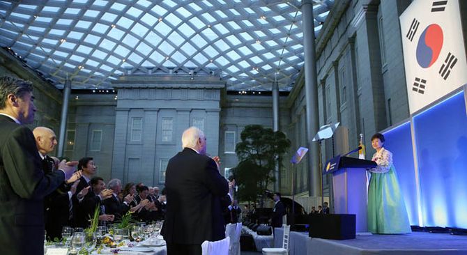 7일 워싱턴 D.C 스미스소니언 박물관 내에서 열린 한미동맹 60주년 기념만찬'에서 연설하는 박근혜 대통령 (오른쪽) (사진: 청와대)