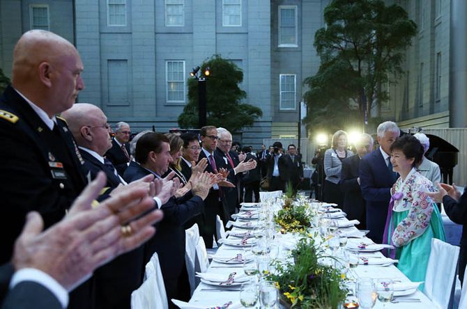 7일 워싱턴 D.C 스미스소니언 박물관 내에서 열린 한미동맹 60주년 기념만찬'에서 연설한 후 기립박수를 받는 박근혜 대통령 (오른쪽) (사진: 청와대)