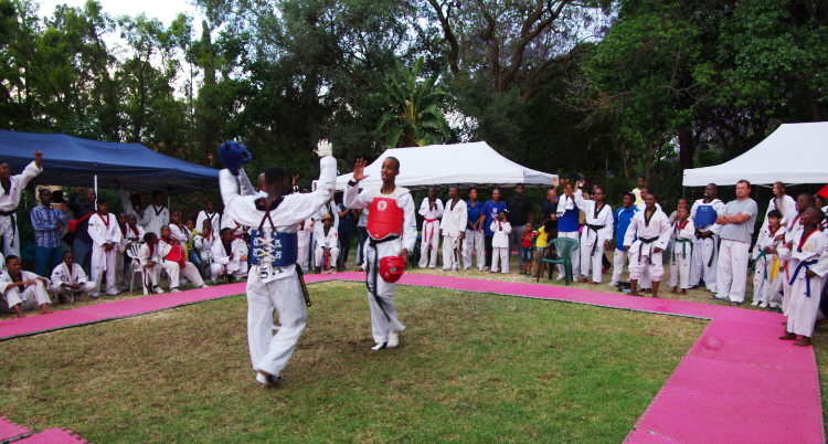 시합 이후 손을 마주치며 화이팅하는 태권도 선수들의 모습.