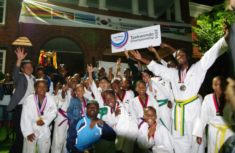 대회가 끝난 밤 화이팅을 외치는 선수들과 관계자들의 모습.