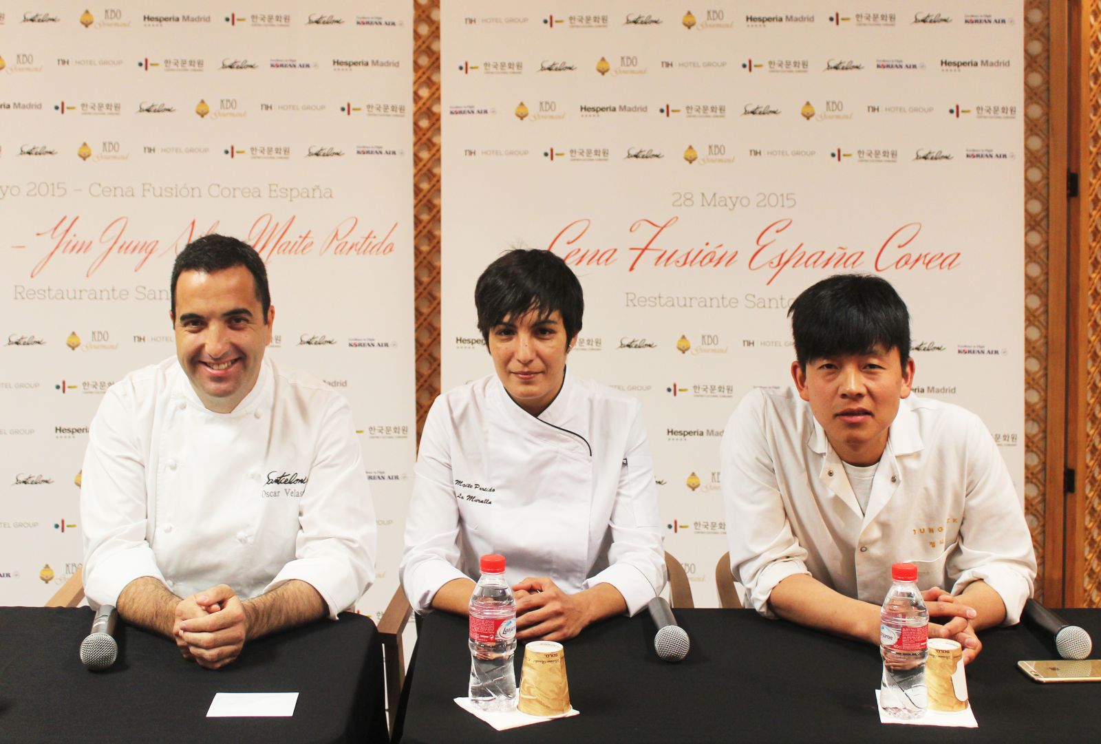 스페인의 오스카르 벨라스코 셰프와 푸드 코디네이커 마이트 파르티도, 임정식 셰프가 26일 열린 기자간담회에서 스페인, 한국의 음식이 어우러질 저녁을 준비하는 소감을 밝혔다.