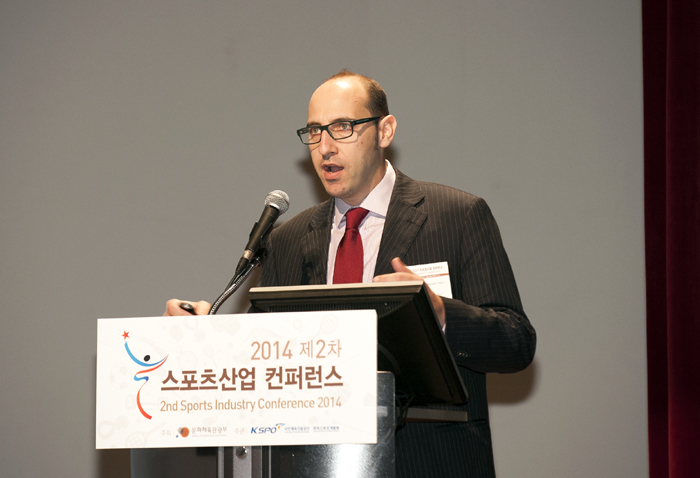 7일 ‘2014 제2차 스포츠산업 콘퍼런스’에서 발표하고 있는 프랑스 리옹대학교의 기욤 보테 교수(위)와 일본 스포츠용품 브랜드 미즈노의 미즈노 도시아키 판매 부장(중간), 스위스 아웃도어 브랜드 마도트의 푸셀 마티아스 총괄실장(아래)
