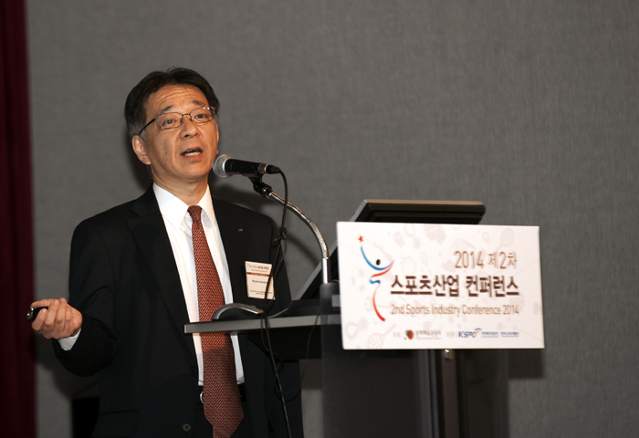 7일 ‘2014 제2차 스포츠산업 콘퍼런스’에서 발표하고 있는 프랑스 리옹대학교의 기욤 보테 교수(위)와 일본 스포츠용품 브랜드 미즈노의 미즈노 도시아키 판매 부장(중간), 스위스 아웃도어 브랜드 마도트의 푸셀 마티아스 총괄실장(아래)