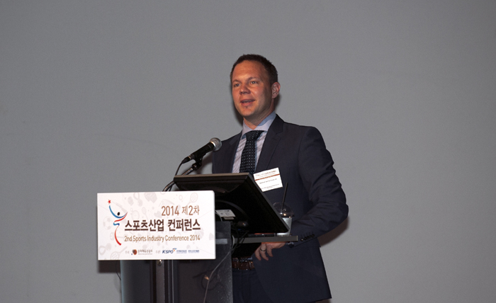 7일 ‘2014 제2차 스포츠산업 콘퍼런스’에서 발표하고 있는 프랑스 리옹대학교의 기욤 보테 교수(위)와 일본 스포츠용품 브랜드 미즈노의 미즈노 도시아키 판매 부장(중간), 스위스 아웃도어 브랜드 마도트의 푸셀 마티아스 총괄실장(아래)