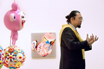 일본 팝 아티스트 무라카미 다카시가 2009년 2월 스페인 빌바오의 구겐하임 미술관에서 열린 자신의 회고전에서 자신의 캐릭터 ‘키키’ 조각상 옆에 서 있다. (사진: 연합뉴스)