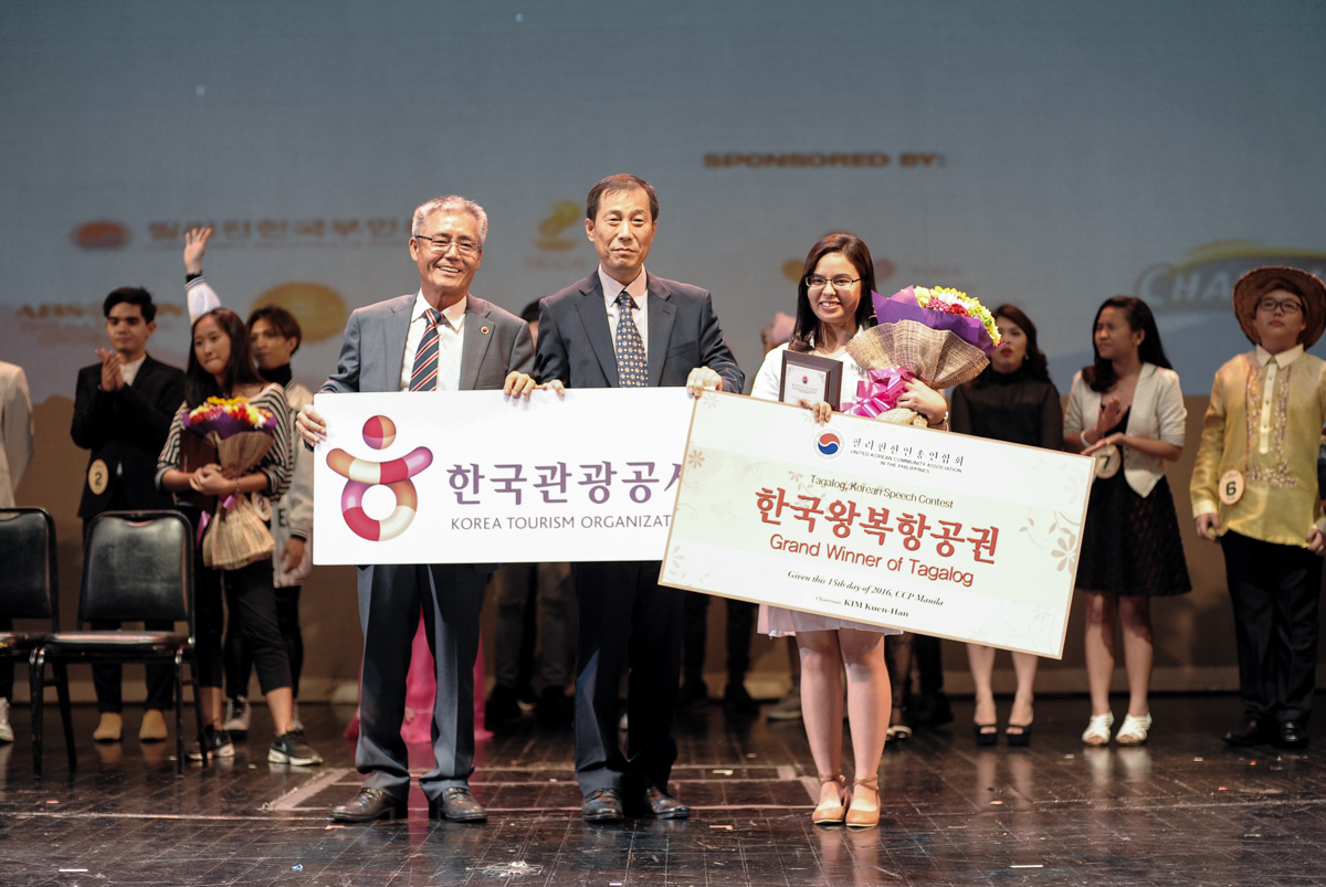 한국왕복항공권을 부상으로 거머쥔 한국어/타갈로그어 말하기 대회 우승자들이 웃음짓고 있다.