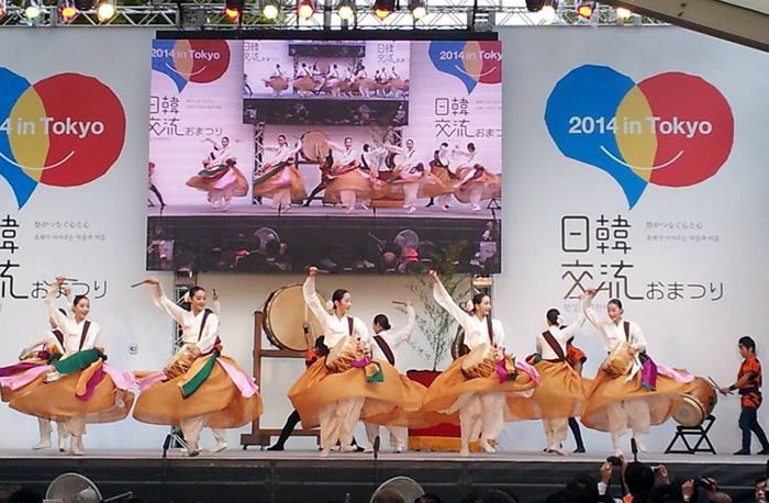 27일 도쿄 히비야 공원에서 열린 ‘한일축제한마당 도쿄 2014’에서 한국의 국립민속국악단 단원들과 일본 공연팀이 함께 전통 북을 연주하고 있다.