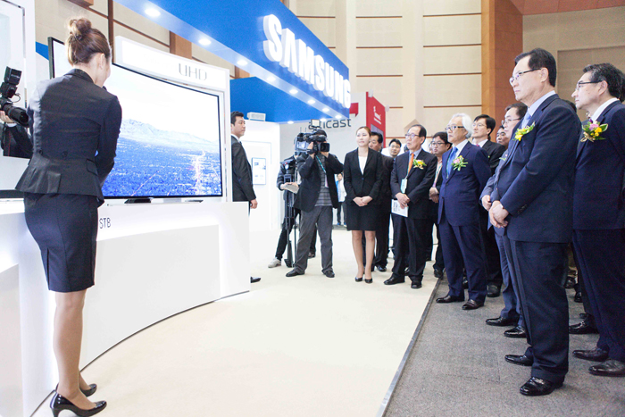  지난 10일 제주도 국제컨벤션센터에서 열린 '케이블 UHD 상용화 선포식'과 함께 한국에서 세계 최초로 초고화질 방송 서비스가 시작됐다. (사진: 한국케이블TV방송협회)