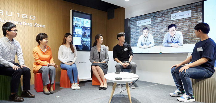 박근혜 대통령이 15일 울산창조경제혁신센터 내 ‘마루(MARU) 180 원격 창업지원존’에서 참석자들과 함께 서울 역삼동 ‘마루180’ 투자자들과 화상으로 이야기를 나누고 있다.
