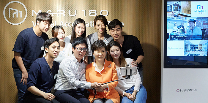 박근혜 대통령이 15일 울산창조경제혁신센터 내 ‘마루(MARU) 180 원격 창업지원존’에서 참석자들과 함께 기념촬영을 하고 있다.