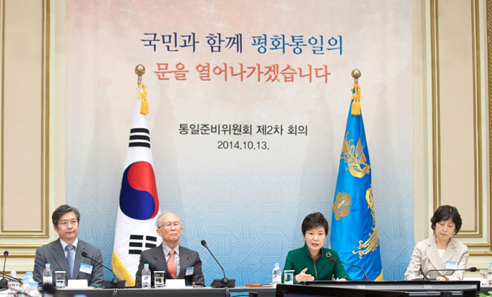 박근혜 대통령이 13일 청와대에서 통일준비위원회 제2차회의를 주재하고 있다.