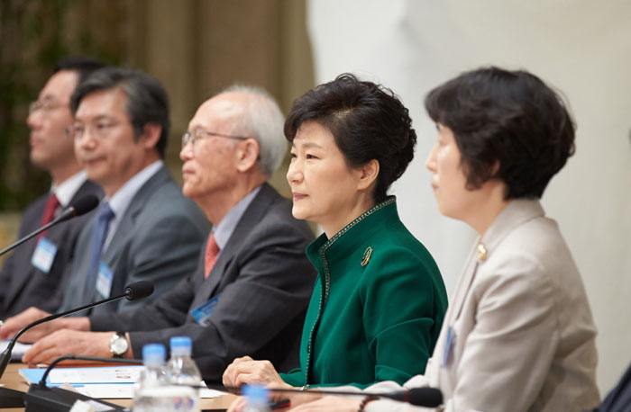 박근혜 대통령이 13일 청와대에서 통일준비위원회 제2차회의를 주재하고 있다.
