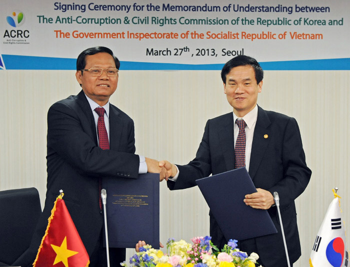 국민권익위원회 이성보위원장(오른쪽)이 지난 3월 27일 후인 퐁 짜잉(Huynh Phong Tranh) 감찰원장과 양국에 거주하는 자국민의 민원을 적극적으로 처리하고, 향후 상대국 재외국민 전용 민원접수 온라인 창구를 개설하는 내용의 업무협약을 체결한 후 악수하고 있다. (국민권익위원회 제공) 
