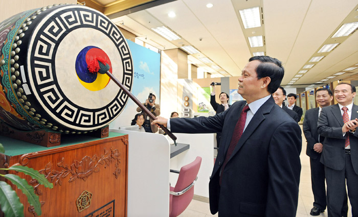 3월 27일 후인 퐁 짜잉(Huynh Phong Tranh) 감찰원장이 신문고 북을 치며 기념촬영을 하고 있다. 이날 국민권익위원회 이성보위원장과 퐁 짜잉 베트남 감찰원장은 양국에 거주하는 자국민의 민원을 적극적으로 처리하고, 향후 상대국 재외국민 전용 민원접수 온라인 창구를 개설하는 내용의 업무협약을 체결했다. (국민권익위원회 제공) 