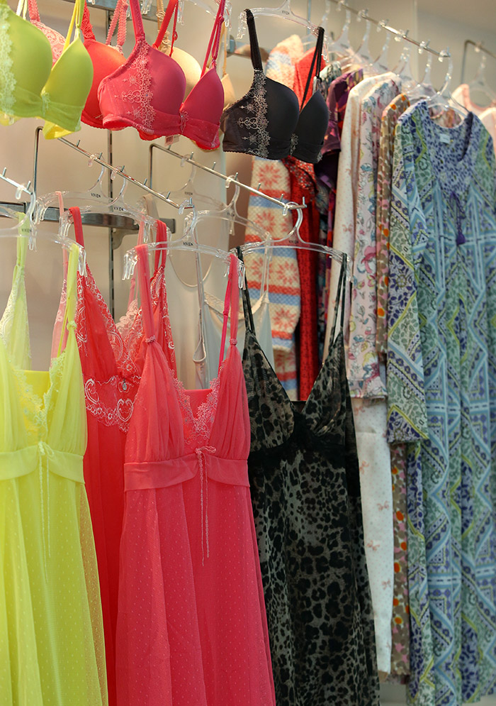 서울 용산구의 남영비비안 본사 직영매장. 형형색색 다양한 남녀 속옷 제품이 진열되어 있다.