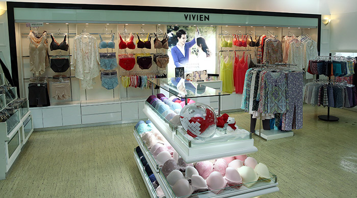 서울 용산구의 남영비비안 본사 직영매장. 형형색색 다양한 남녀 속옷 제품이 진열되어 있다.