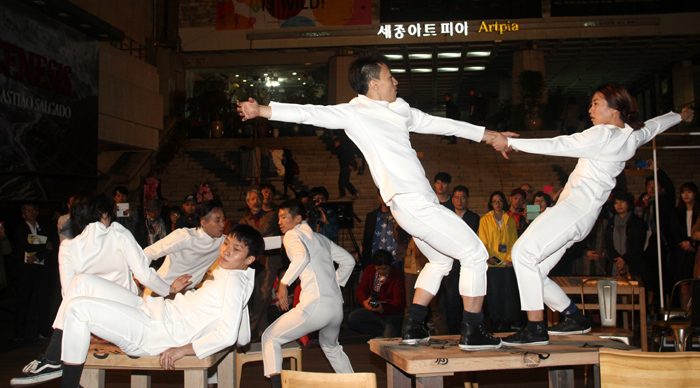  10월 24일 개막한 ‘세계문자심포지아 2014’에서 무용으로 문자를 표현한 공연이 펼쳐지고 있다.