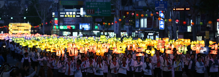 연등회가 열린 11일 ‘한글 불경 연등’을 높이 치켜든 불자들이 종로 길을 가득 메우고 있다. 전한 기자