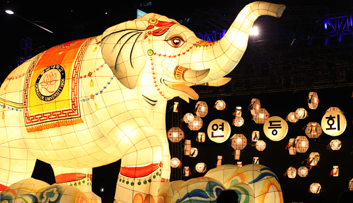 연등회가 개최된 11일 흰코끼리 대형 장엄등이 종각 앞을 지나고 있다. 전한 기자