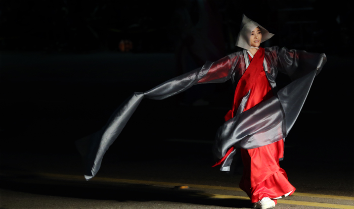 연등회 제등행렬이 이어진 11일 종로 길 한가운데서 승무(僧舞)가 펼쳐지고 있다. 전한 기자