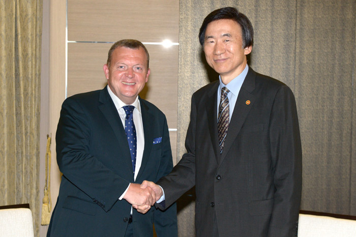 윤병세 외교부 장관(오른쪽)이 10일 라스무센 GGGI(Global Green Growth Institute) 의장과 만나 악수하고 있다. (사진: 외교부 제공)