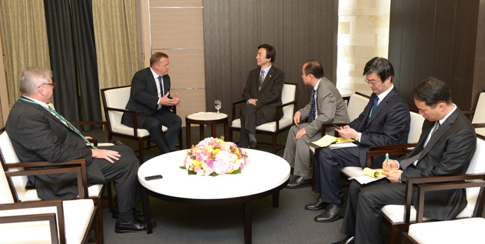 윤병세 외교부 장관(가운데)이 10일 라스무센 GGGI(Global Green Growth Institute) 의장 일행을 만나 글로벌 녹색성장 현안을 논의하고 있다. (사진: 외교부 제공)