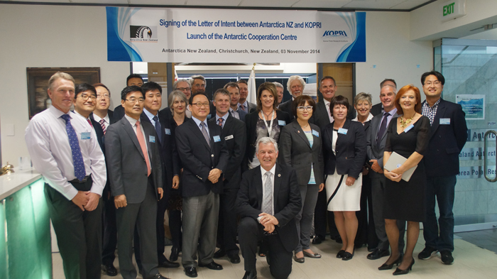 남극연구 협력센터에서 기념촬영을 가진 한국 극지연구소와 뉴질랜드 남극연구소 관계자들. 