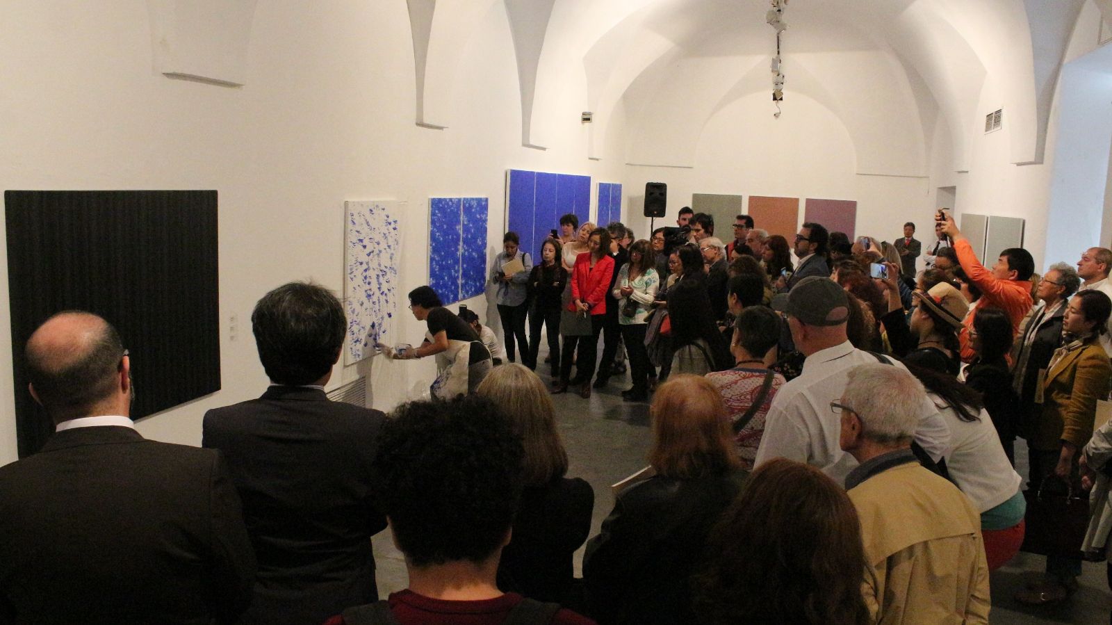 아르헨티나의 부에노스 아이레스 레콜레타 문화센터에서 11월 20일 열린  ‘텅 빈 충만: 한국 현대미술의 물성과 정신성’展 개막식에서 김춘수 작가가 작품 시연 퍼포먼스 중이다. 