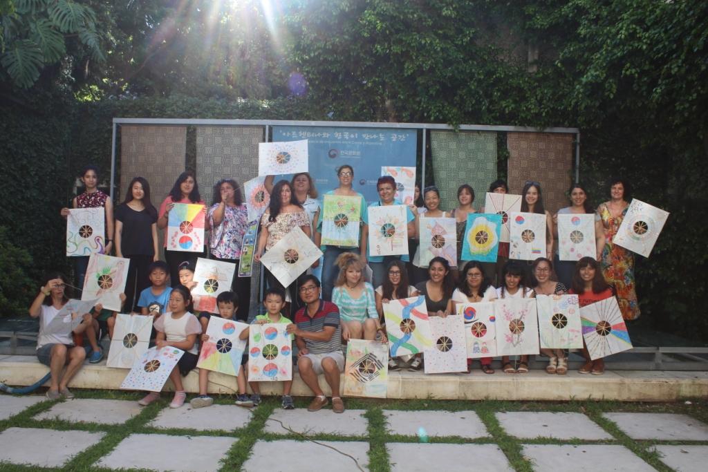 워크숍 참가자들이 직접 만든 연을 들고 기념사진을 찍었다.