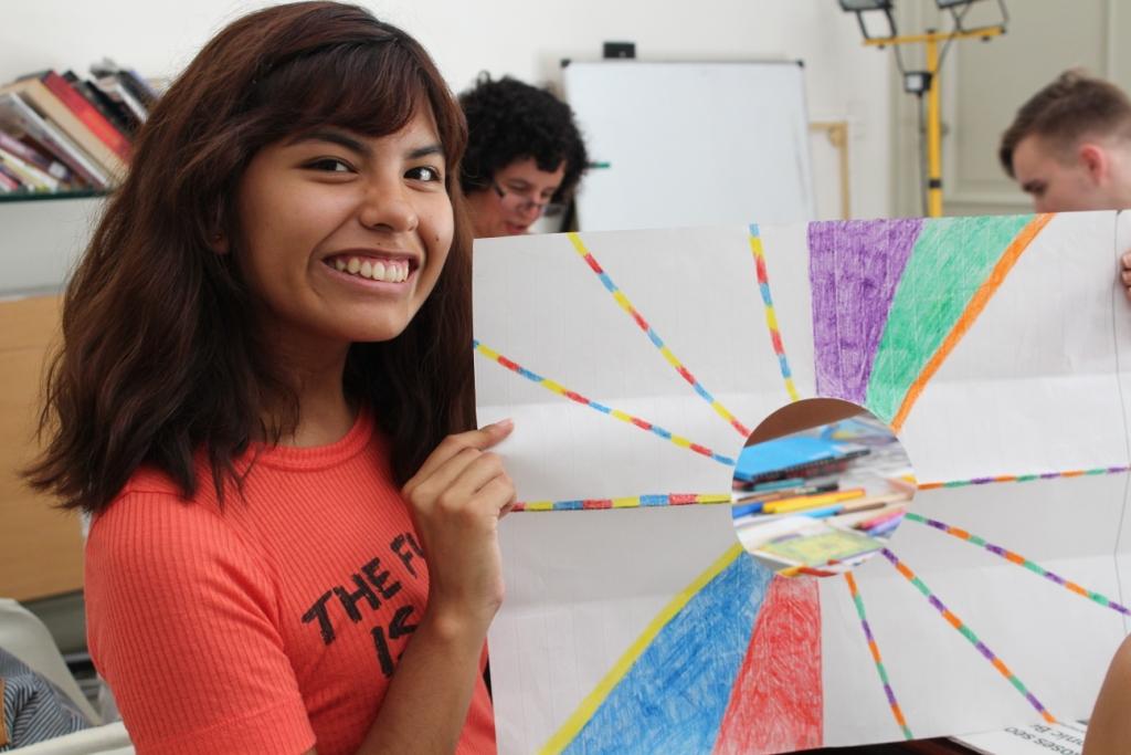 플로렌시아 아구이레 씨가 직접 만든 연을 들고 환하게 웃고 있다.