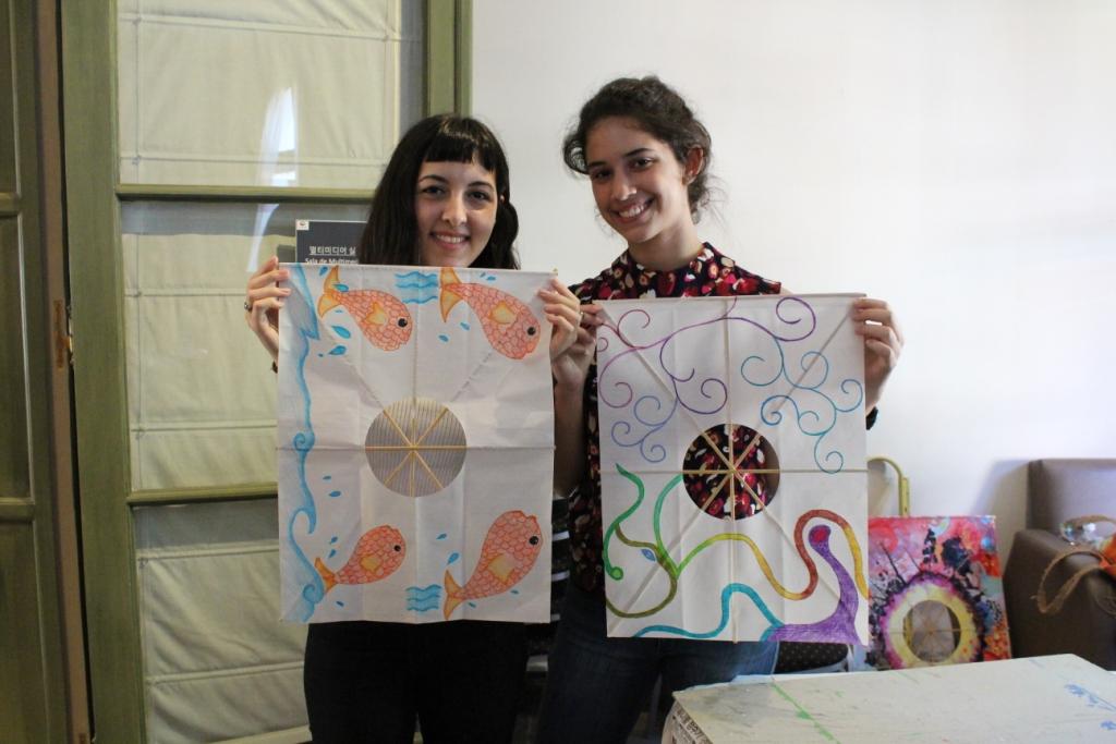 친구와 함께 연 만들기 워크숍에 참가한 큐레이터 학과에 재학중인 참가자 로레나 발렌티나 필립(Lorena Valentina Filip, 오른쪽)이 직접 만든 연을 들고 기념사진을 찍었다.