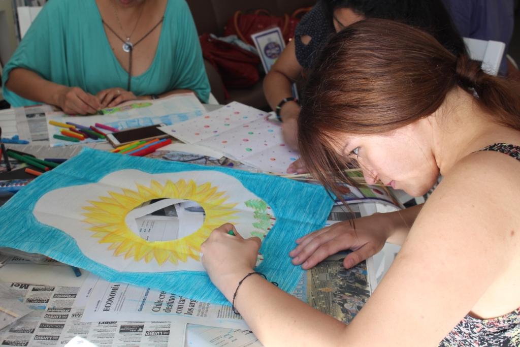 워크숍 참가자들이 진지한 표정으로 연 종이에 그림을 그리고 색을 칠하고 있다.