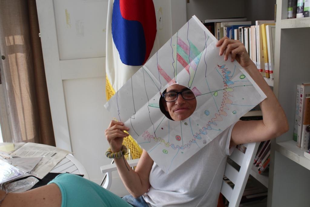 아르헨티나 전통공예인이라는 파울라 코에프만 씨가 직접 그린 연을 들고 재미있는 사진을 연출해 보였다.