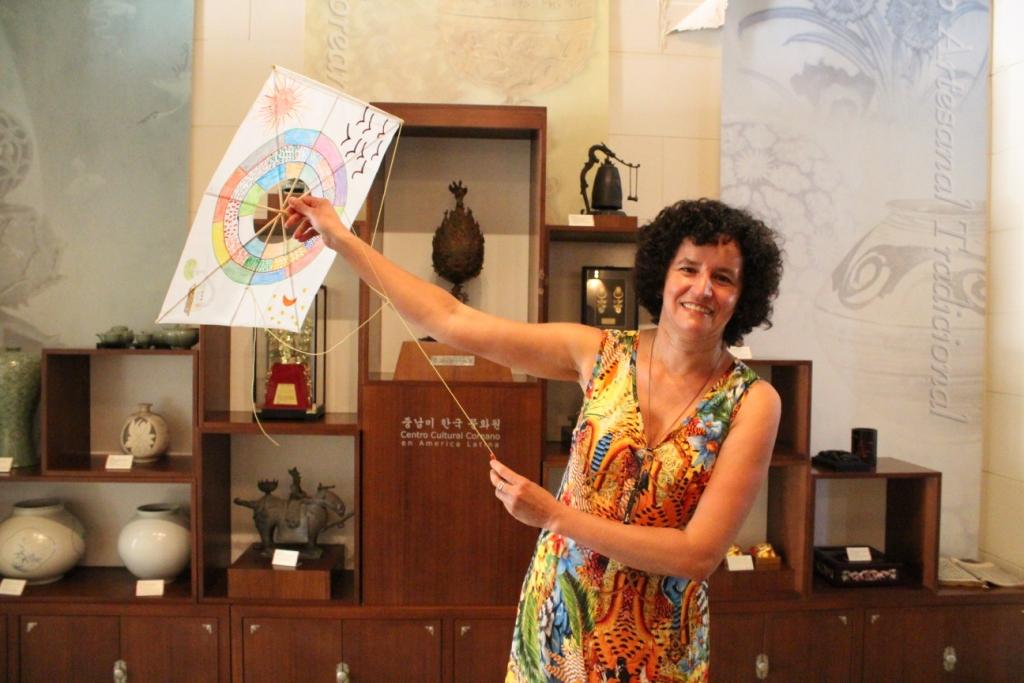 브라질에서 온 참가자 반데르레아 페소아 씨는 어린 시절 고향 마을에서의 추억을 떠올리며 연 날리는 모습을 재현해 보였다.