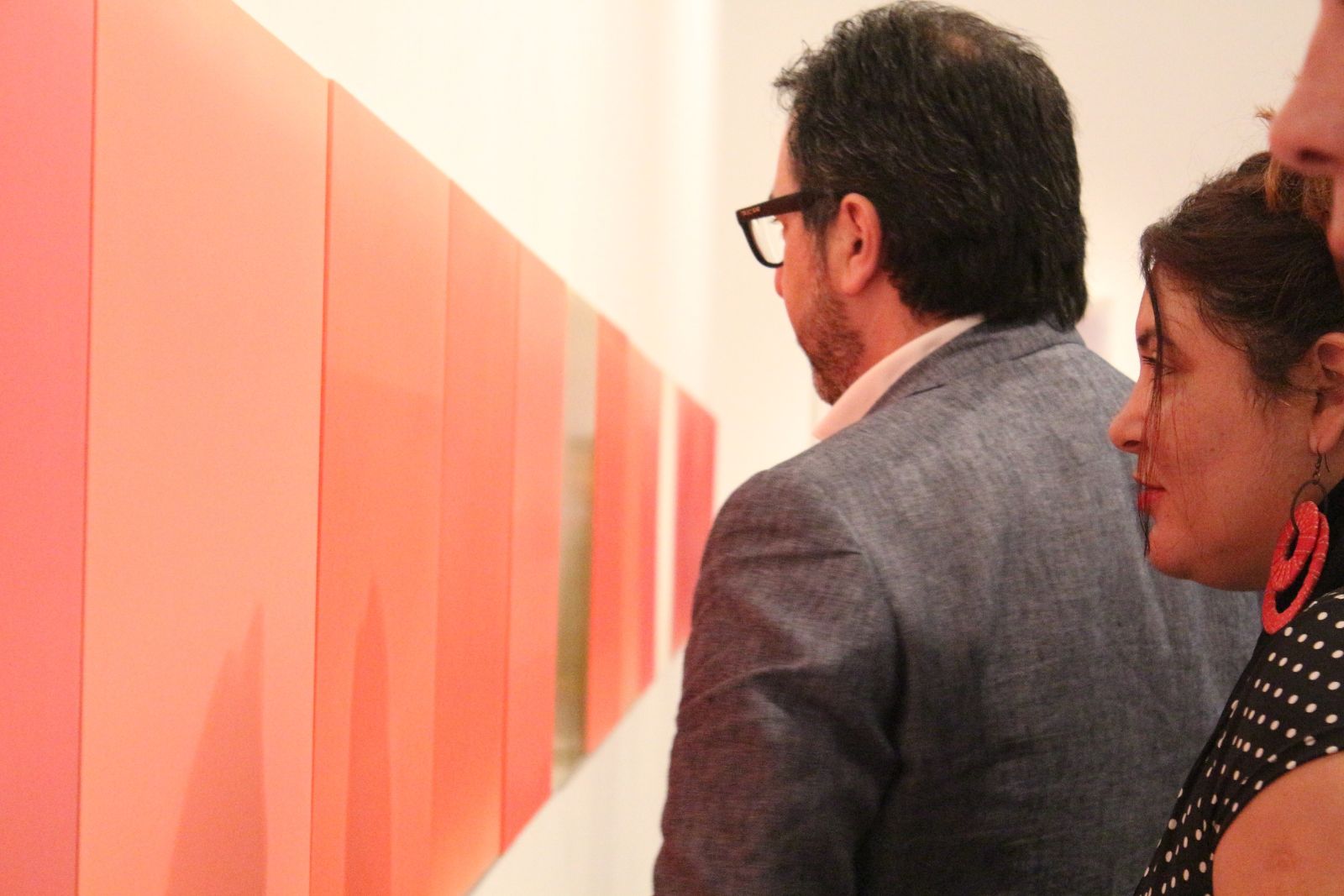 관람객들이 ‘텅 빈 충만: 한국 현대미술의 물성과 정신성’展 작품을 진지하게 감상 중이다.