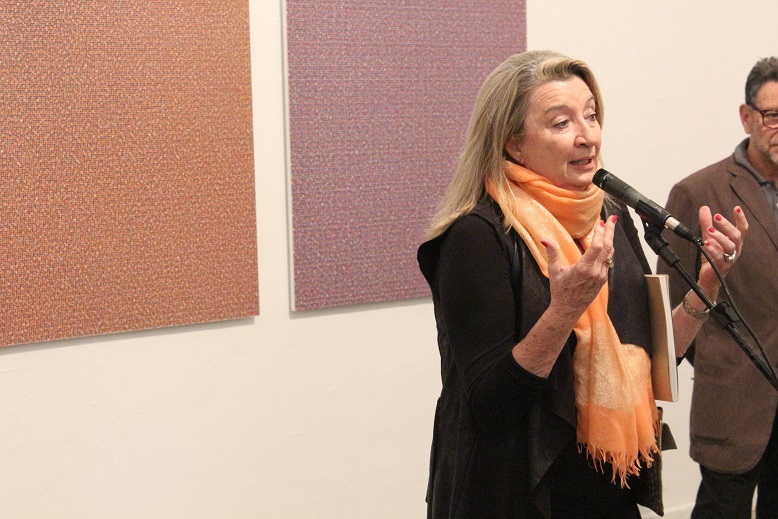 아르헨티나의 일간지 '라 나시온'의 문화예술편집장 알리시아 데 아르테아가가 ‘텅 빈 충만: 한국 현대미술의 물성과 정신성’展 개막식을 축하하고 있다.