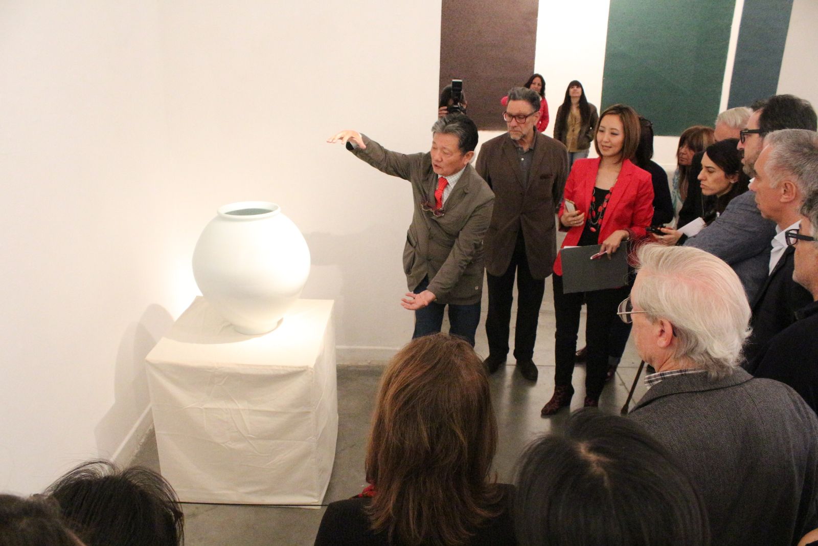 개막식을 맞아 ‘텅 빈 충만: 한국 현대미술의 물성과 정신성’展 기획을 맡은 정준모 감독이 가이드 투어를 통해 관람객들의 이해를 돕고 있다.