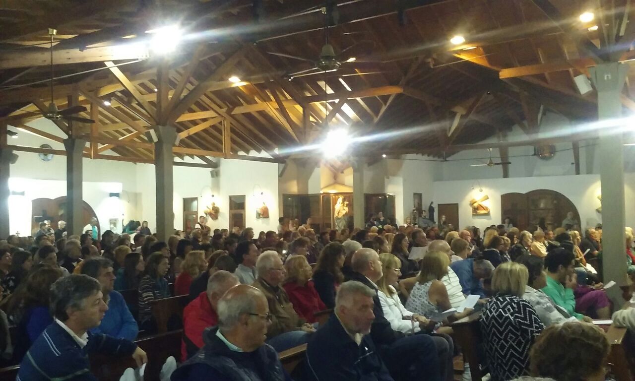 부활절주 교회를 가득 채운 현지 방문객들