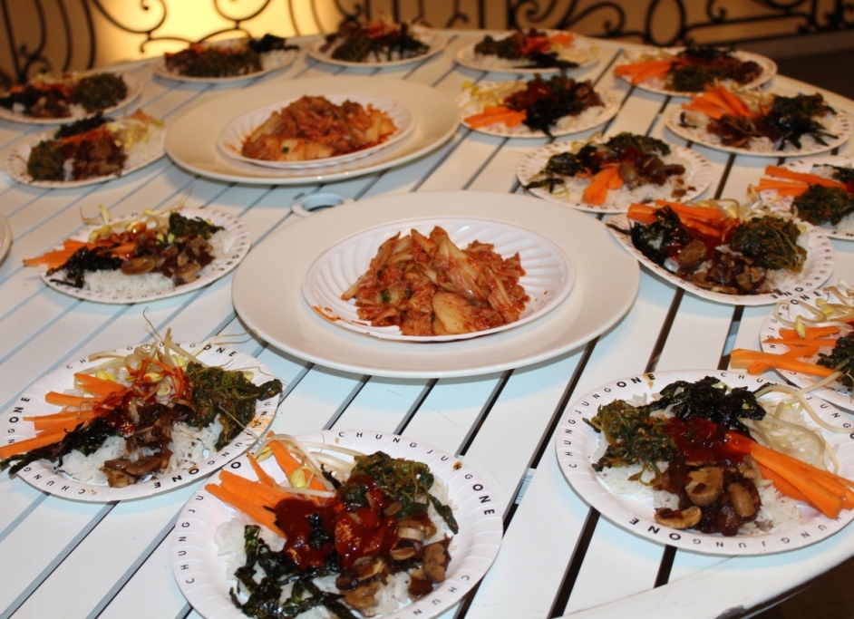 강연 참가자들을 위해 현지식으로 만들어진 시식용 비빔밥